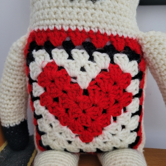 Hand crocheted cat plush toy with red heart - Picture 3 of 5